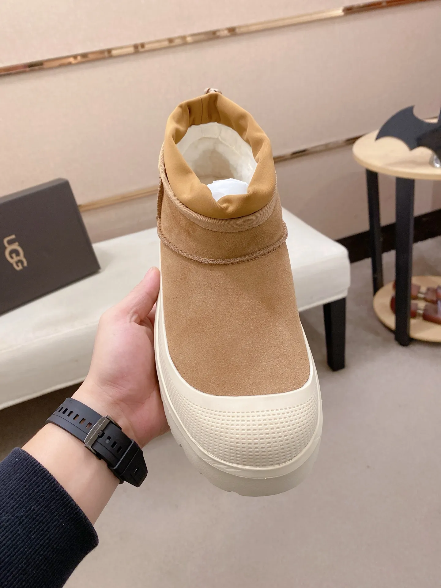 Factory price: 500💰Couple model💏 Same style as Wang Yibo, North American men's shoes Ugg ☃️In the special sale of new high-quality men's shoes snow boots in autumn and winter, the nemesis of extreme cold weather! Made of cowhide leather, merino wool lining, and original outsole, whether driving, outdoor or daily wear, there is always one that suits you! Male and female size: 35-46.